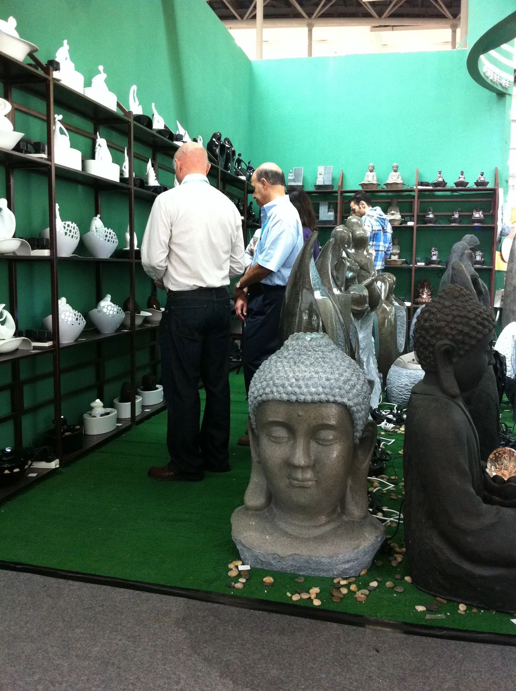 Trade customers reviewing LONRICH water fountain collections at the exhibition stand
